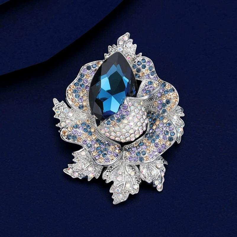 The Dazzling Rose Brooch Is A High-end Women's Fashion and Versatile Brooch with A Niche Design Sense