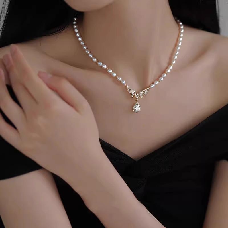 

Natural Freshwater Pearl Necklace, Versatile Collarbone Chain with Temperament, Light Luxury and High-end Butterfly Wing Neck Chain for Women