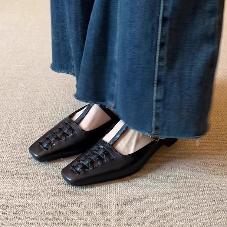 In the Summer of 2025, the New 3.5cm Retro Woven Square Head Muller Shoes Are Versatile T-shaped with a Bag Head and Wear Cool Slippers Outside.