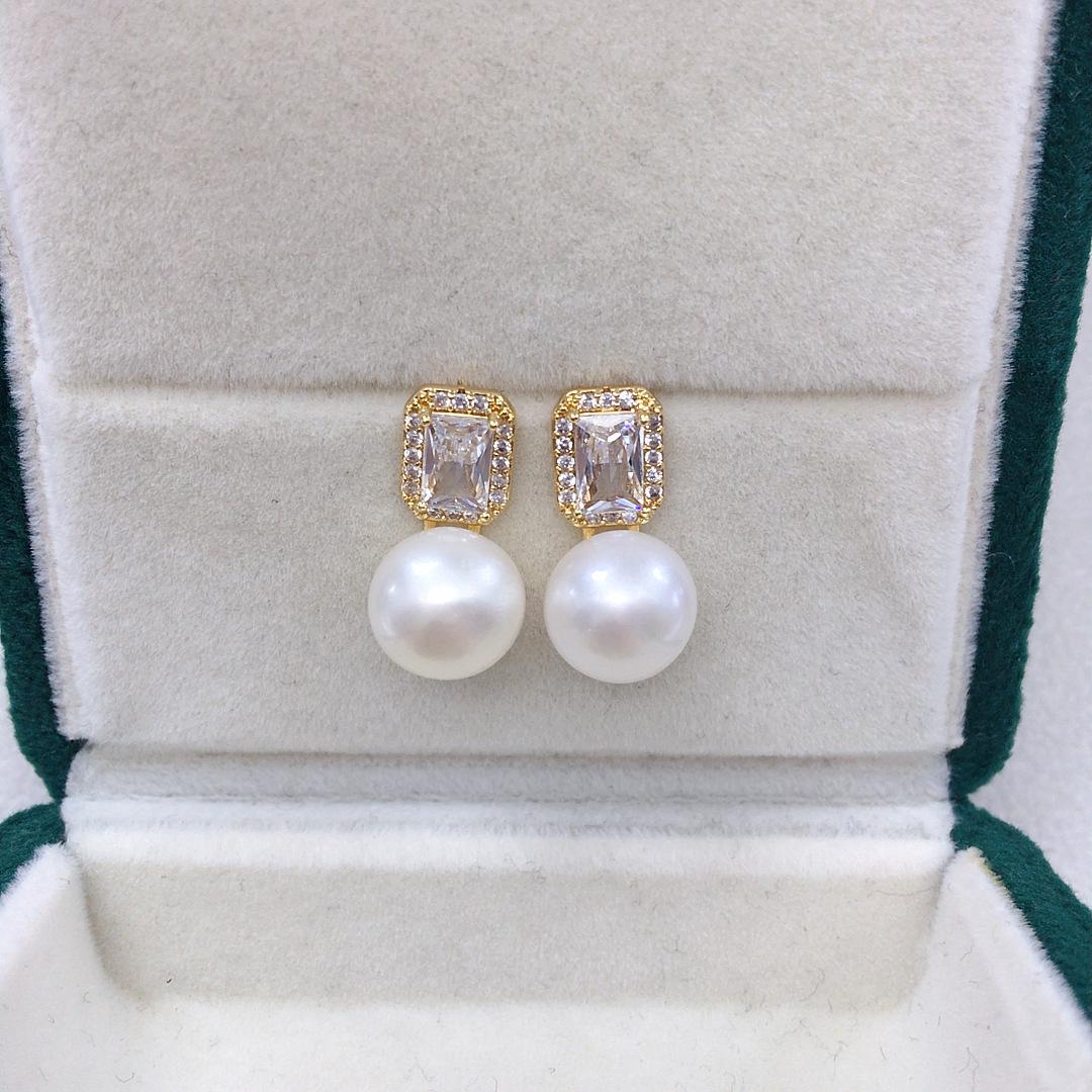 Высококачественные геометрические серьги-гвоздики с цирконами и жемчугом