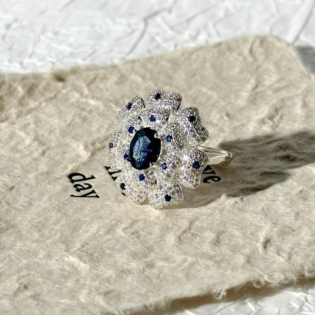 Modern Luxury Blue Diamond Ring: Versatile, Trendy Design for a Unique and Elegant Look