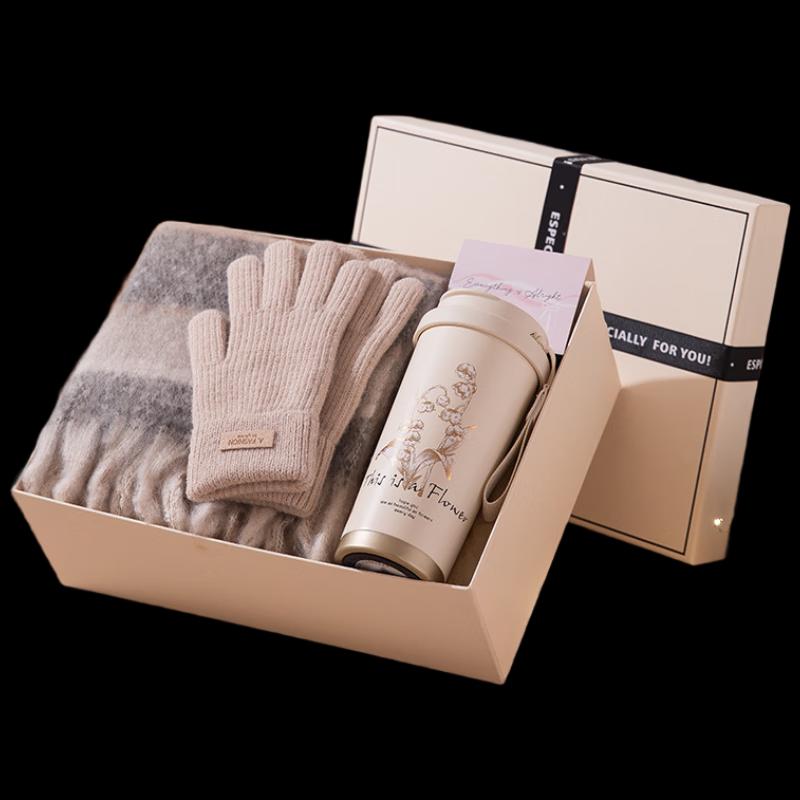 Set cadou de iarnă pentru femei: fular și mănuși în carouri