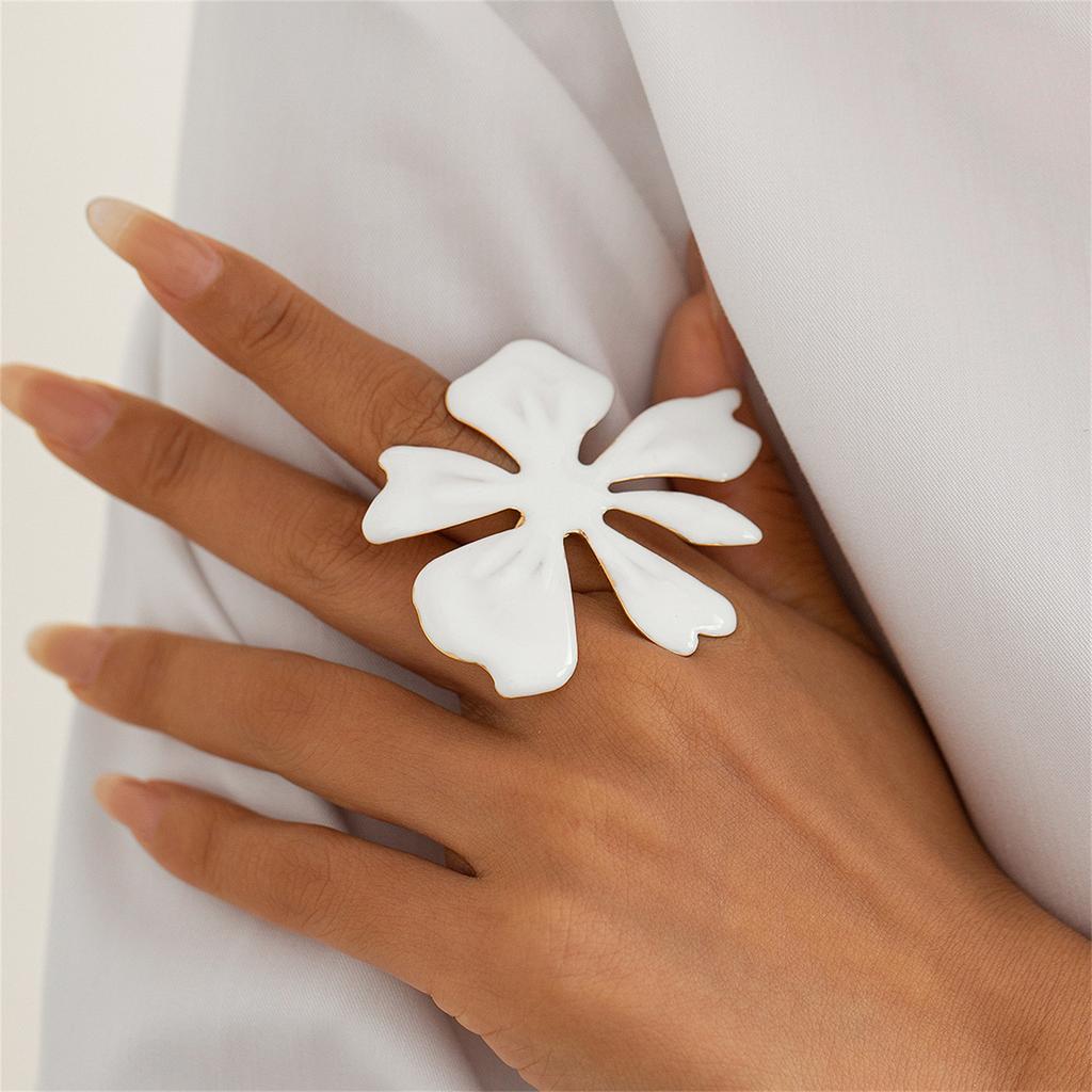 Elegant Big White Flower Ring Adjustable Open Finger Ring for Women Exaggerated Jewelry for Weddings and Birthdays
