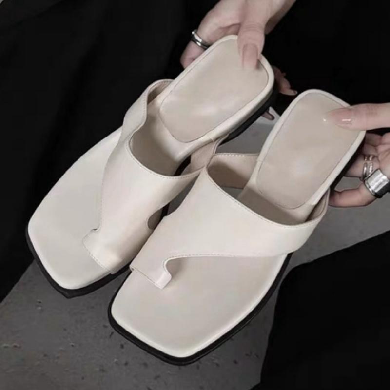Fashion Casual Clip Toes Women's Flat Sandals Slippers 2025 Summer New Outside Beach Shoes Elegant Wedge Metal Decorative Women Slippers