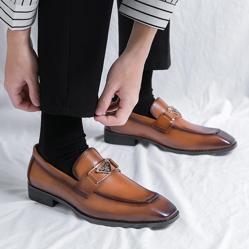 Fashion British Black Brown Slip On Loafers New Men Pointed Patent Leather Shoes Male Designer Formal Wedding Dress Homecoming Footwear