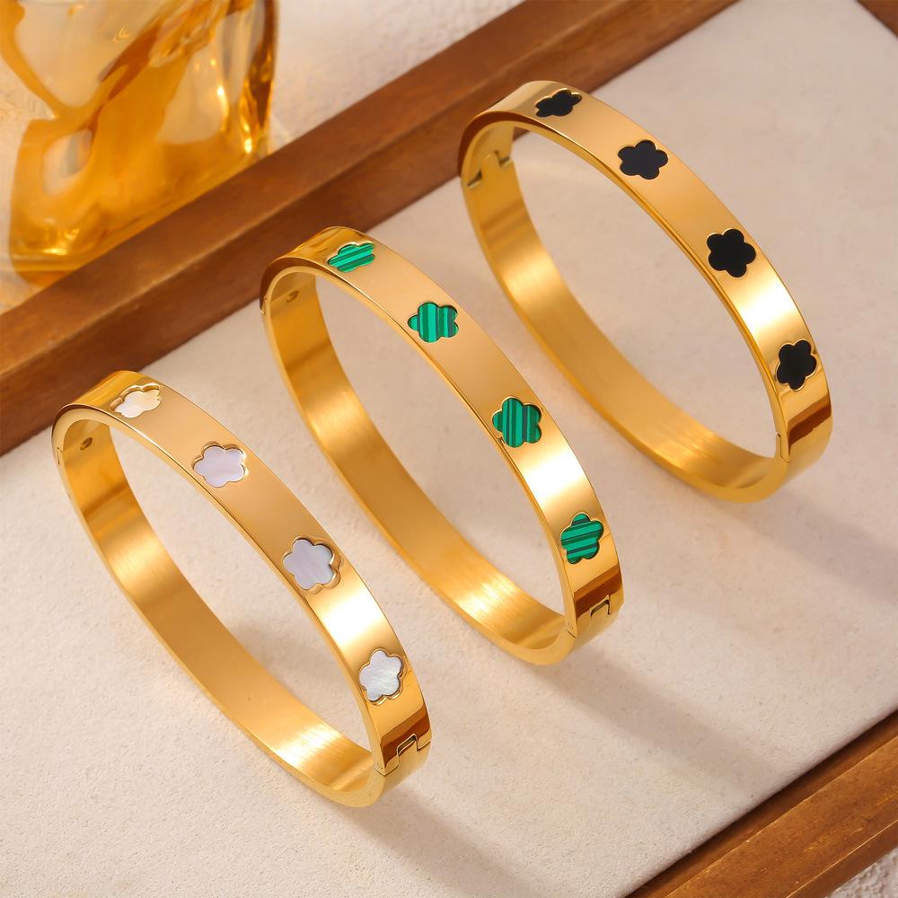 Elegant Gold-Plated Titanium Steel Bracelet with White Shell Flower and Geometric Acrylic Inlay