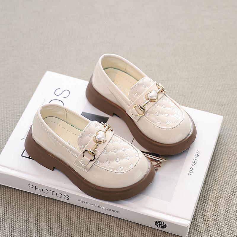

Girls Solid Color Leather Shoes2026New Spring and Autumn Heart-Shaped Pearl Metal Buckle Children s Black Leather Shoes 26Inner Length15.7cm бежевый