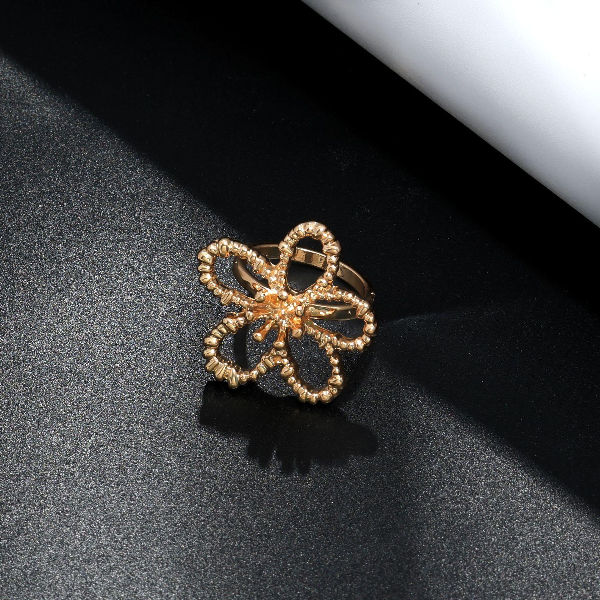 Ретро Металлическое Полое Цветочное Ювелирное Изделие: Ожерелье, Браслет, Серьги и Кольцо для Элегантных Женщин