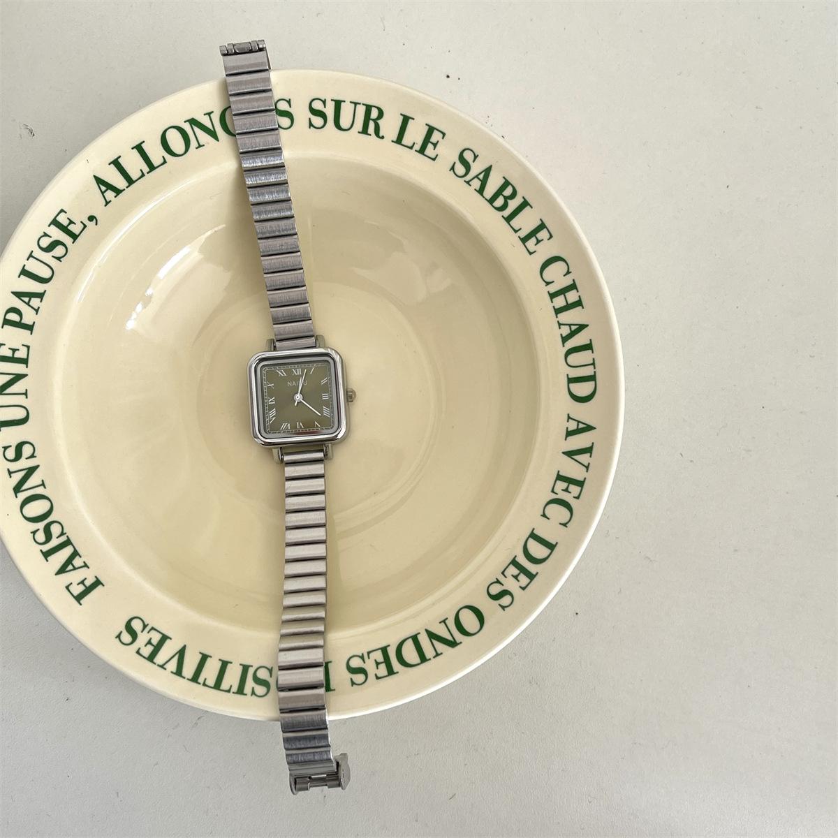 

Source Watch Retro Small Sugar Cube Simple Literary Niche Square Ladies Medieval Quartz Small Gold Watch