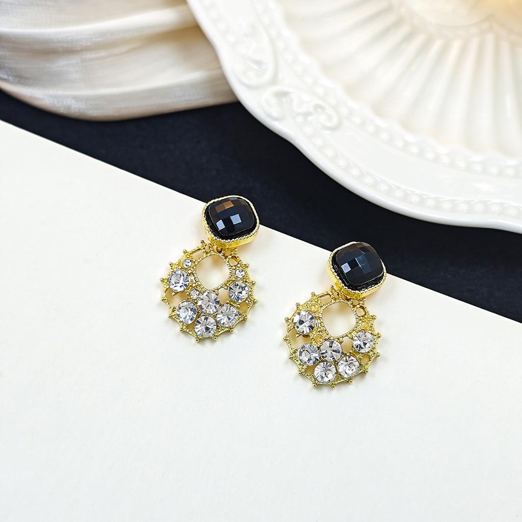 Niche High-End Exquisite Hollow Earrings, Retro Light Luxury Super Flash Diamond-Set Contrasting Rhombus Earrings