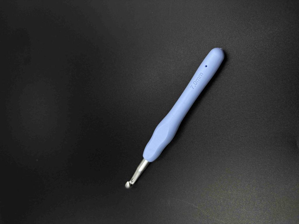 Hand-Knitted Rainbow Soft Handle Aluminum Crochet Hook Set with Yarn Needle
