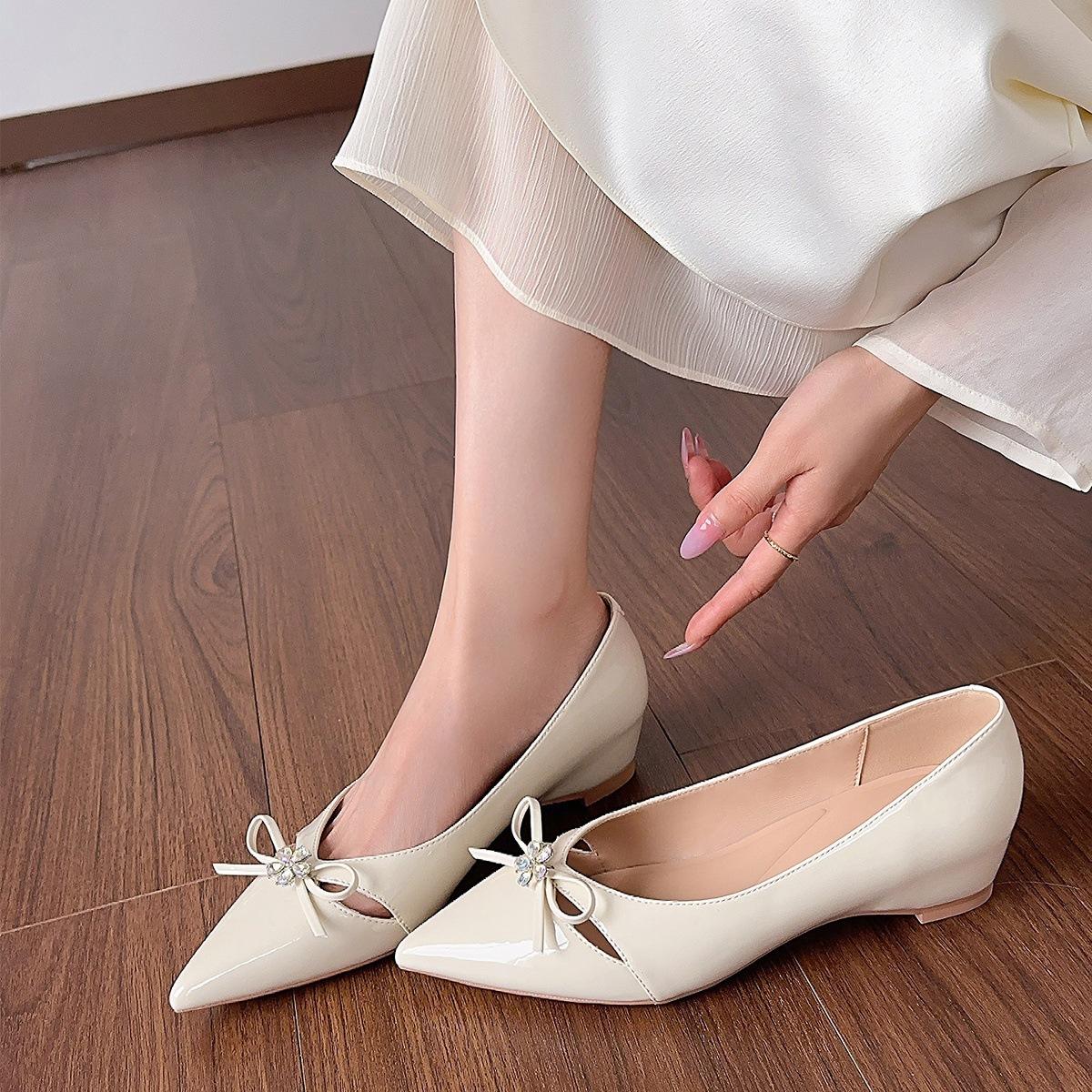 

Silver rhinestone pointed head shallow mouth single shoes women s 2025 new inner height-increasing slope heel flats, beautiful bow women s shoes 40