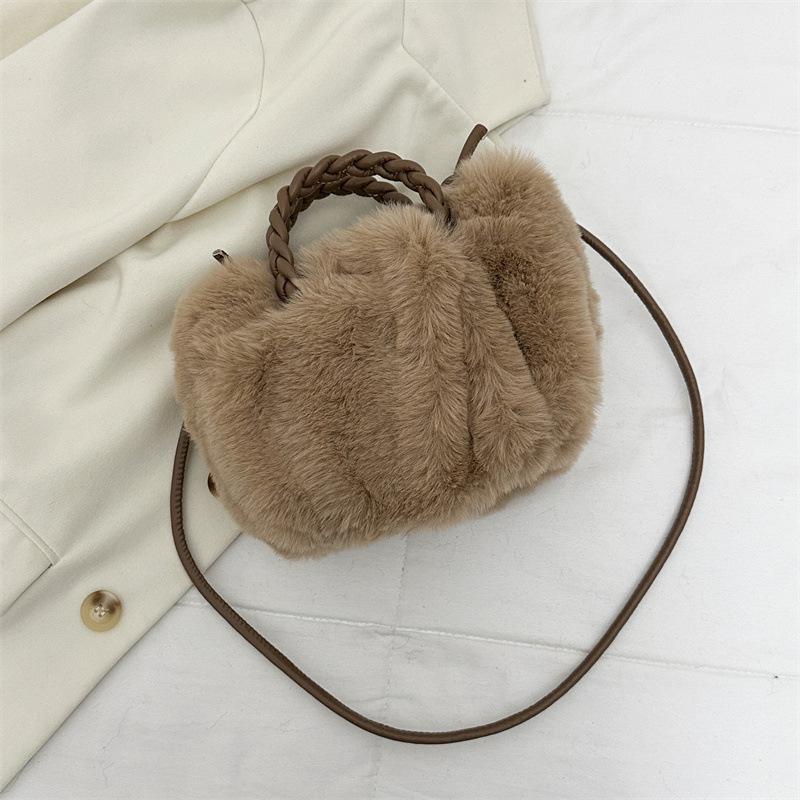 Stylowa jesienno-zimowa puszysta torebka crossbody z futra królika