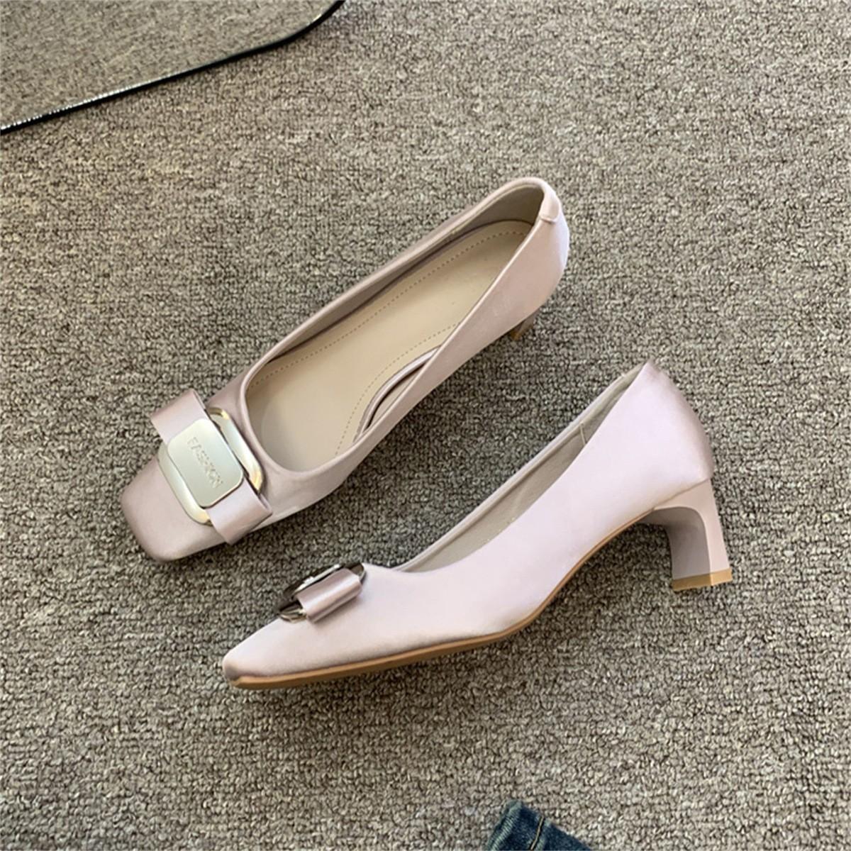 

Женские туфли на высоком каблуке женские 2025 весна французский темперамент элегантный атласный бант квадратный нос легкий рот толстый каблук вечерние туфли 39 телесный