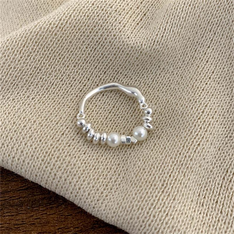 Elegant French Retro Elastic Pearl and Crushed Silver Stackable Ring for Women - Trendy Index Finger Jewelry.