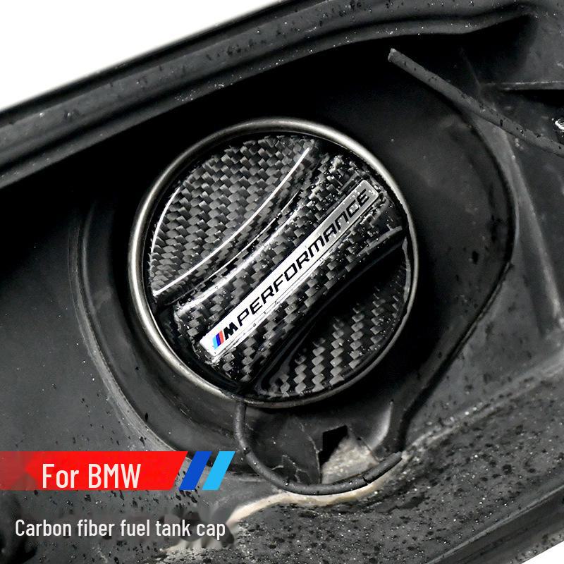 Forbedre din BMW med dette stilige drivstofflokkdekslet i karbonfiber. Perfekt for å modifisere drivstofftanken din og legge til et dekorativt preg.