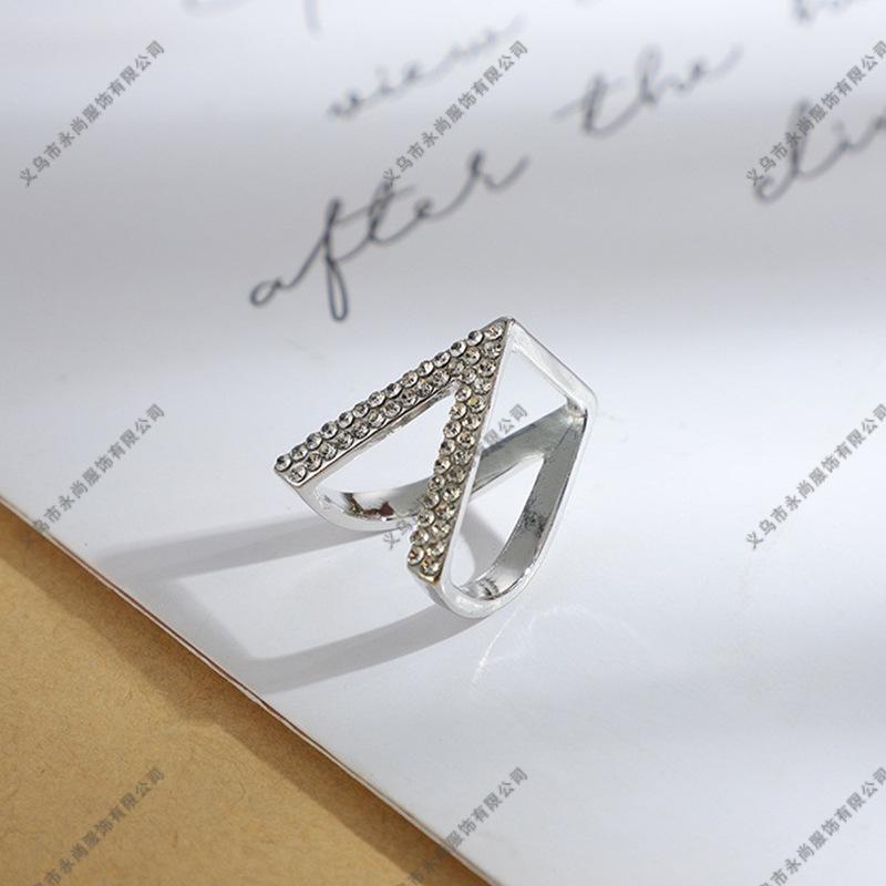 

Элегантная брошь-шарф из шелка - дизайн с тремя кольцами для женщин серебряный