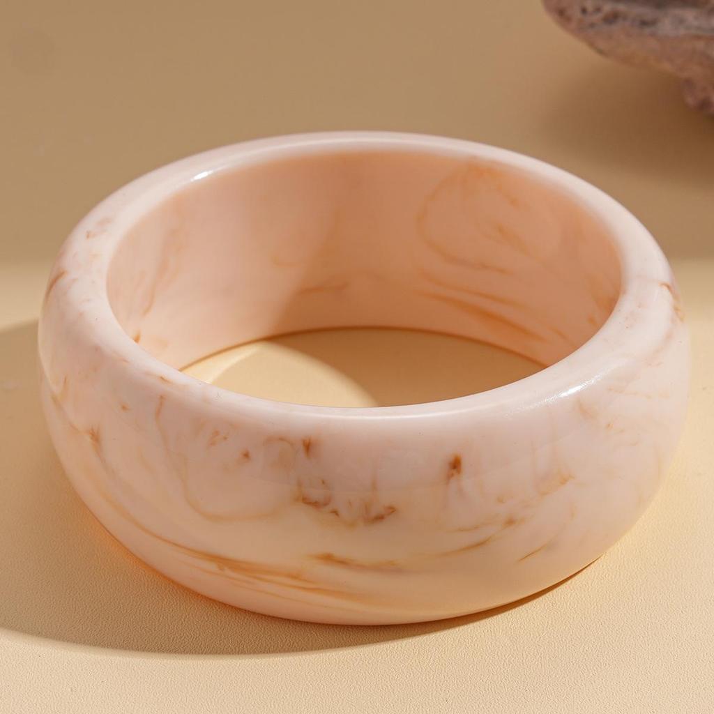 Unique Retro Resin Bracelet: Personalized Fashion Jewelry for Women