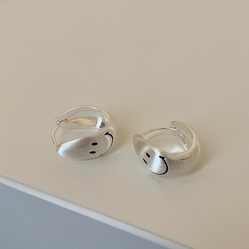 

Серьги-пряжки для ушей в виде смайлика из матового металла в форме буквы C, женские, дизайнерские, с чувством уникальности, модные, темпераментные, элегантные, универсальные