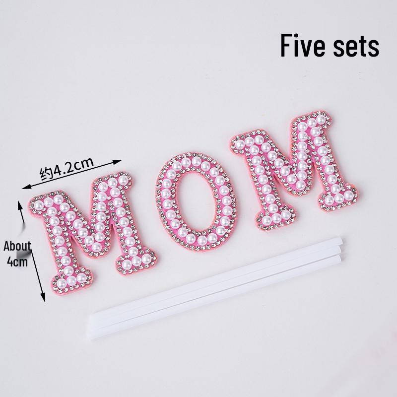 Minimalistischer Tulpen-Kuchenaufsatz mit frischen Blumen und Band für den Muttertag oder Geburtstag