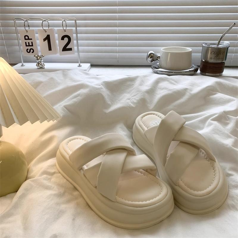 Factory direct sales slippers women's summer fashion 2025 new small muffin thick bottom heightening non-slip sandals