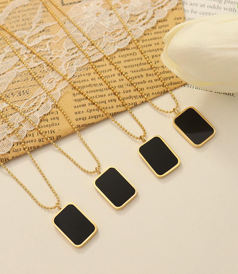 European Retro Black Shell Pendant Necklace, 18K Gold-Plated Titanium Steel Clavicle Chain (P528)