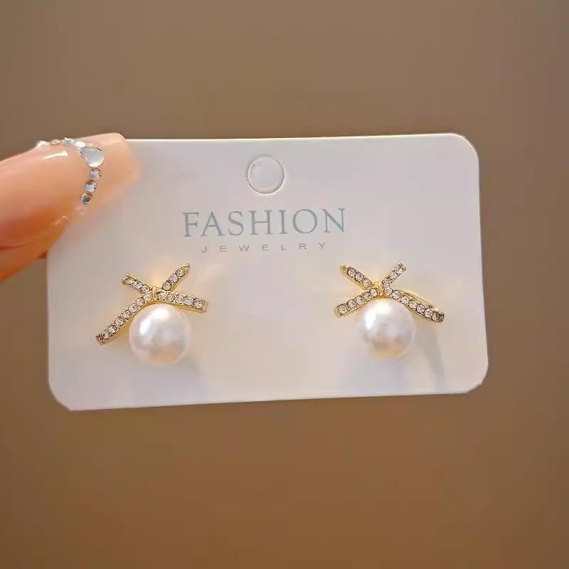 Elegant Zirconia Bow Pearl Ear Cuff - Sweet, Unique, High-End Design Earrings