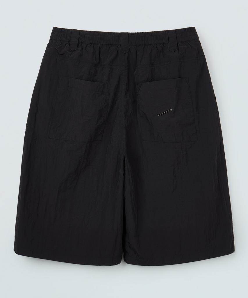 Piali One-Tuck Nylon Wide Half Pants (Black)