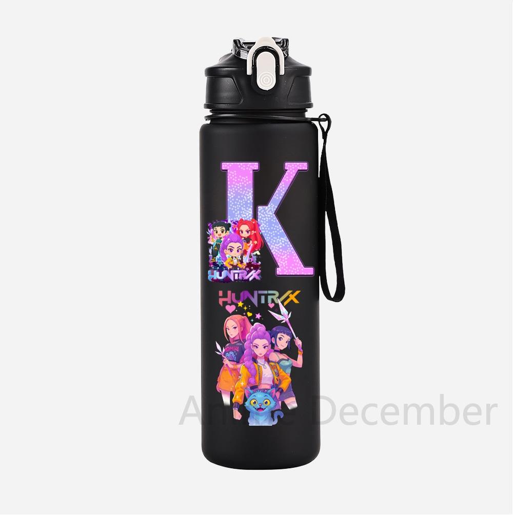 

Аніме K-Pop Мисливці на демонів A-Z Надруковані англійськими літерами Чорна чашка для води Мисливці на демонів Велика місткість Вулична портативна пляшка для пиття для хлопчика дівчинки подарунок