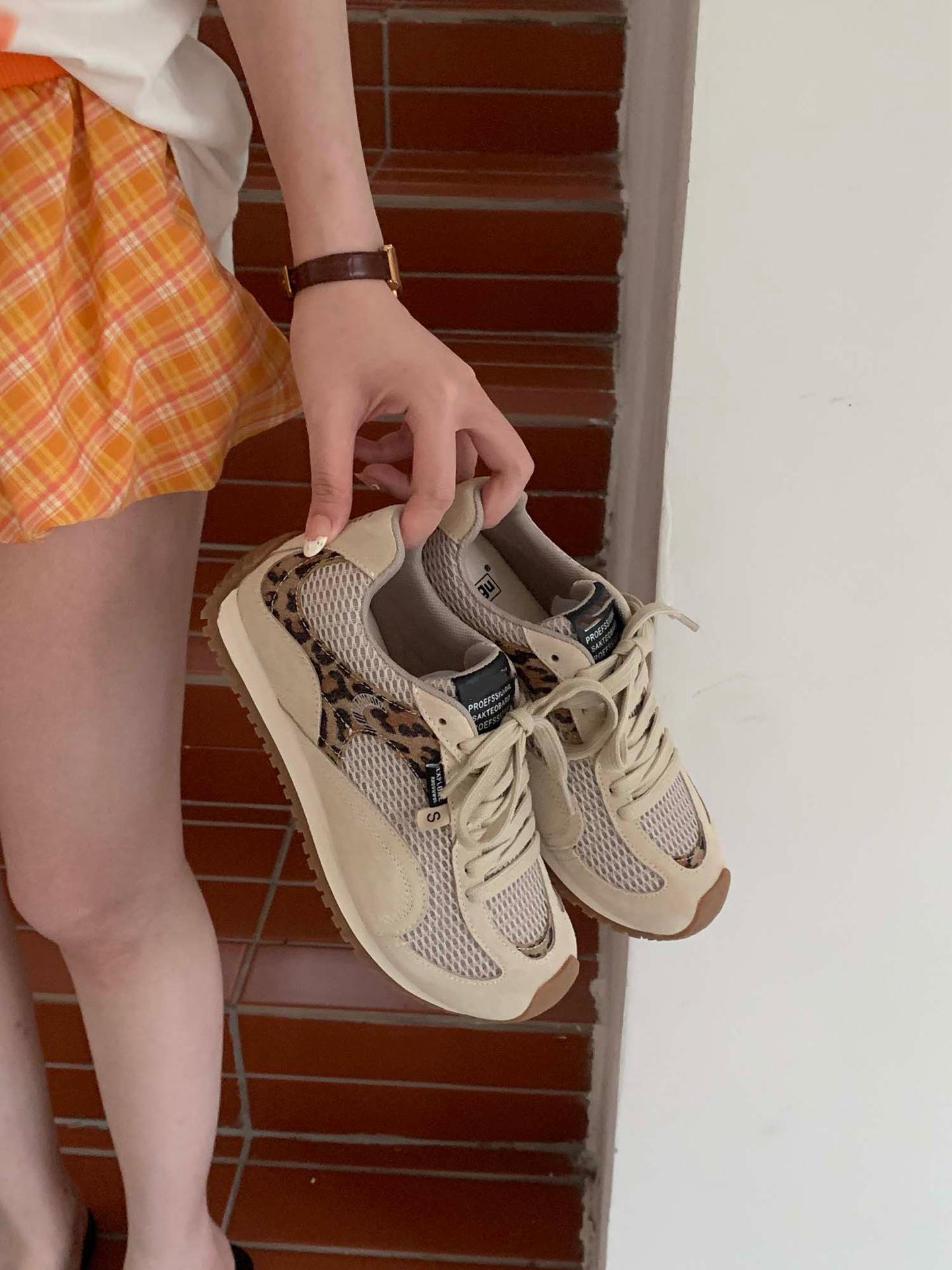 

Популярные красные туфли Dexun женские 2025 новая летняя универсальная нишевая дышащая повседневная спортивная обувь 40 цветной печати леопарда