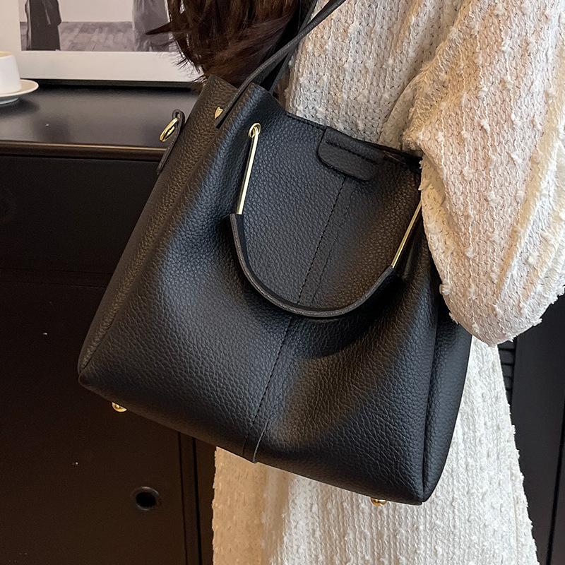 Populära väskor dam stora kapacitet nya budbärarväskor sommar mångsidig textur bärbara bucketväskor