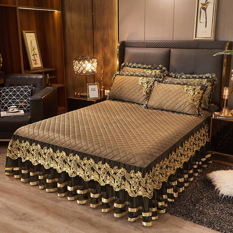 Luxuriöse Tagesdecke aus goldgelbem Kristallsamt mit Spitzenrüschen, gesteppter Bettrock mit Stickerei, Matratzenbezug, Bettlaken, Kissenbezüge