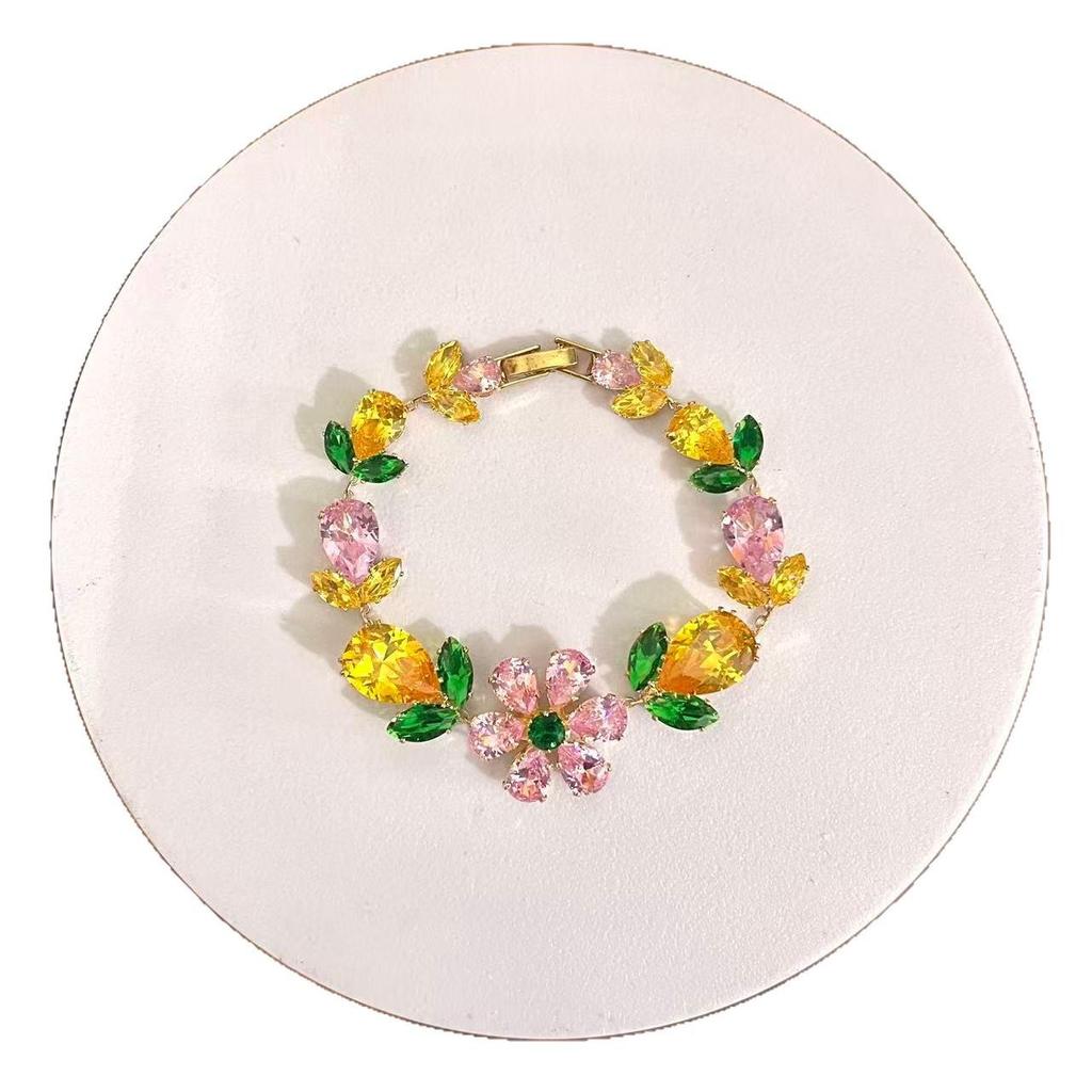 Elegant Heart-Shaped Zircon Bracelet with Fashionable Design