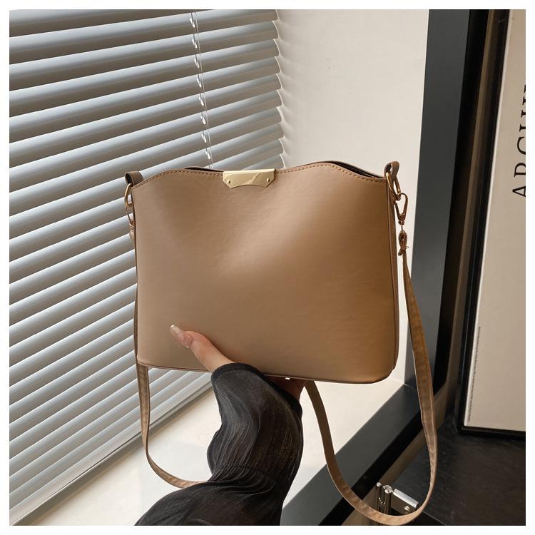 

Stylish and Spacious: 2025 Solid Color Crossbody Bag for Women. хаки