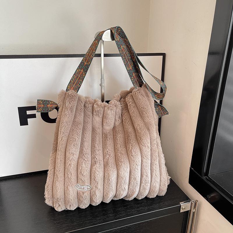 

Autumn and winter large-capacity plush bag women s winter new fashion shoulder bag commuter tote bag messenger bag