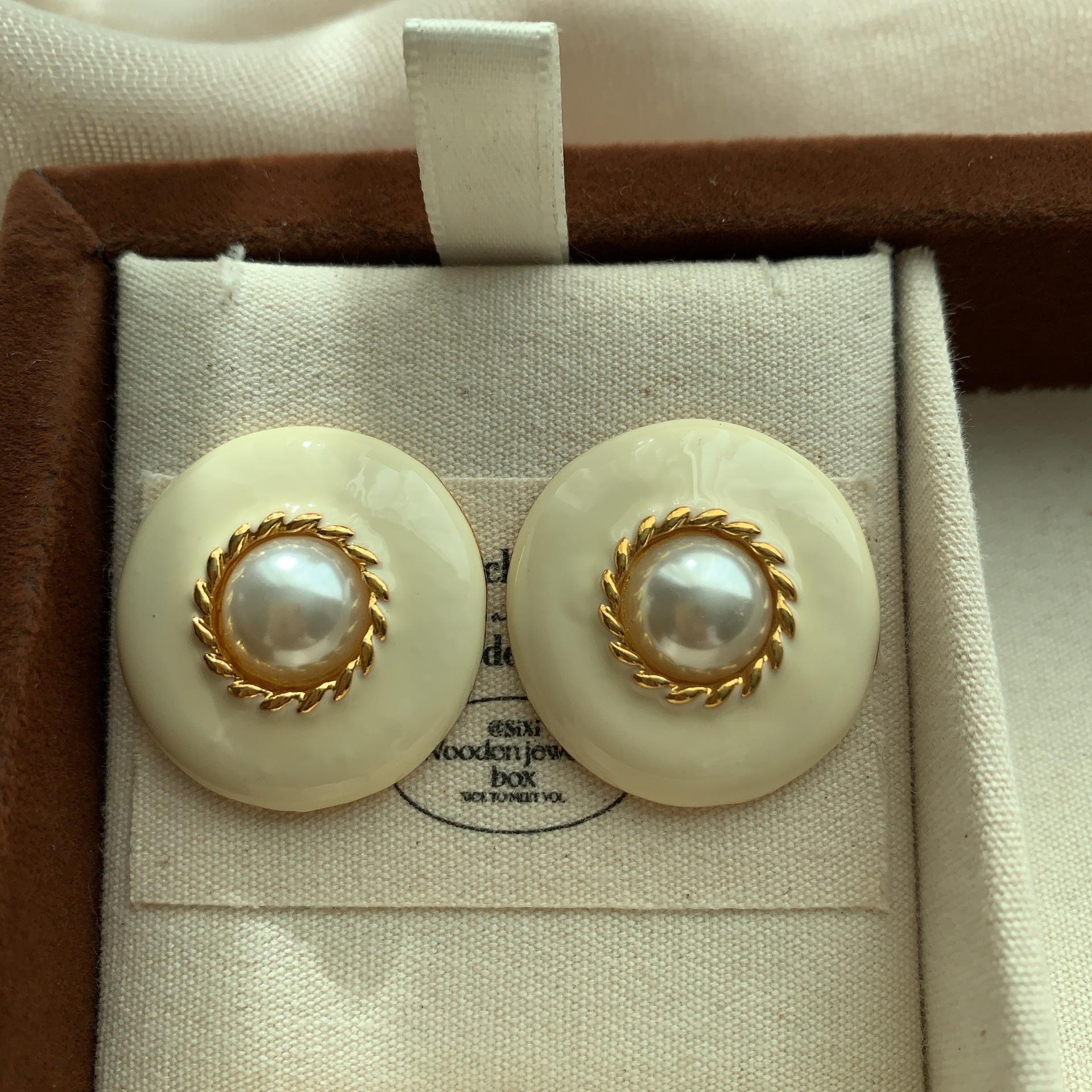 Soft Beige Round Bottom Geometric Stud Earrings Pearl Light French Elegant Exquisite Versatile Light Luxury Atmospheric Earrings