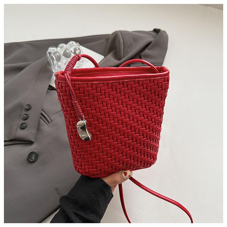 

Иностранный стиль плетеная маленькая сумка женская 2025 новая корейская версия нишевый дизайн сумка-мессенджер сумка-ведро для выхода сумка для мобильного телефона тренд красный