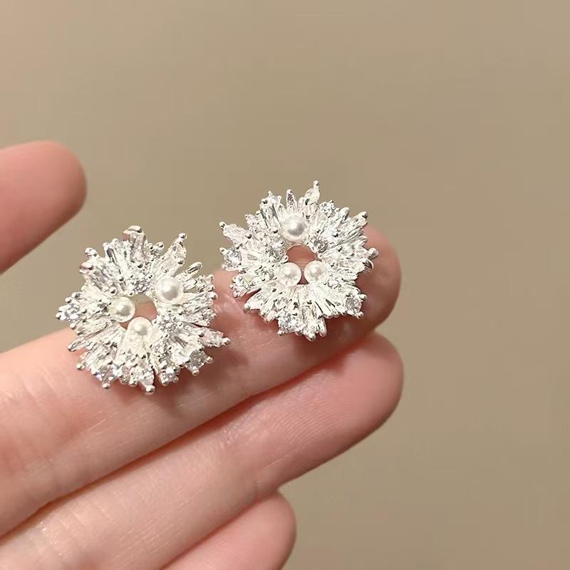 Boucles d'oreilles Fleur Géométrique Élégantes: Clous luxueux et polyvalents pour femmes