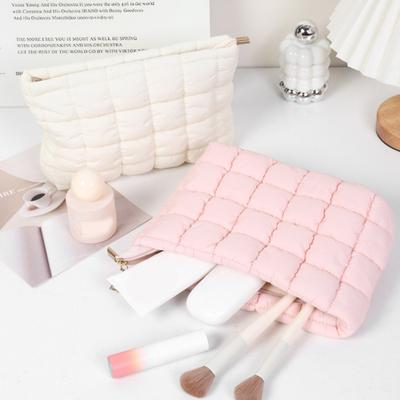 Kosmetiktasche Kompakte Größe Gesteppte Make-up-Tasche mit Reißverschluss oben Geräumige Innentasche Leicht zu reinigen Reise-Kosmetik-Organizer