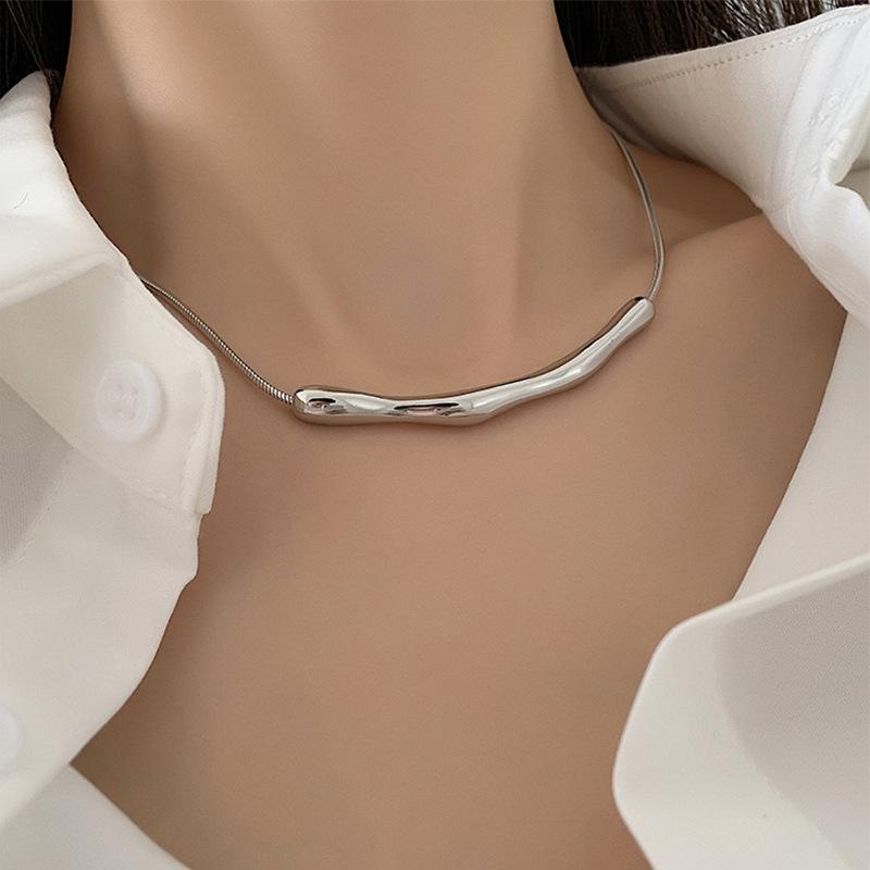 Europäische und Amerikanische Mode Einfache Edelstahl Goldfarbe Schlüsselbein Kette Für Damenmode Kurze Halsketten