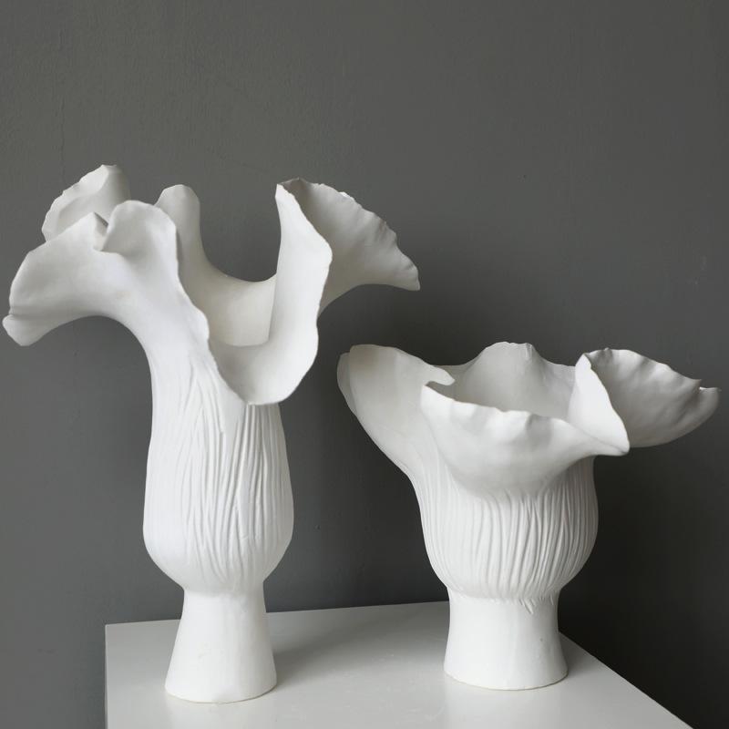 Weiße Keramikvase, handgefertigt in Form unregelmäßiger Blütenknospen, Blumenvase, Zubehör für Blumenarrangements, Heimdekoration