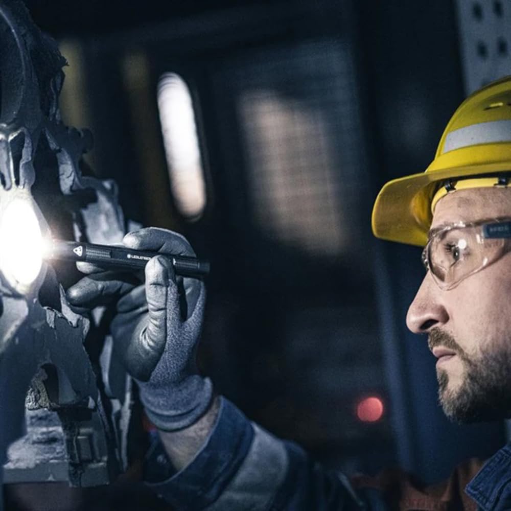 Ledlenser P4R 4. Generation Wiederaufladbare LED 300 100m Fokus Batterie Leichtgewicht Garantie mit Veröffentlichung September Vertrauenswürdige Deutsche Ledlenser Taschenlampe,