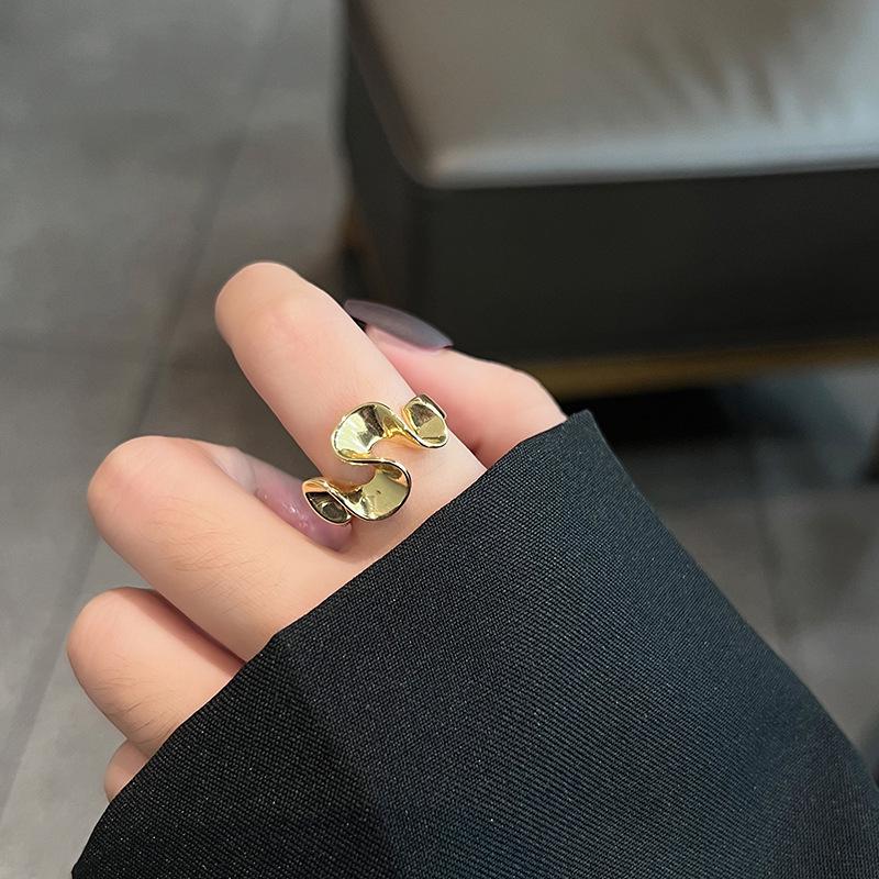 

Женское роскошное регулируемое кольцо с металлической текстурой: Необычный дизайн для светского стиля золотой