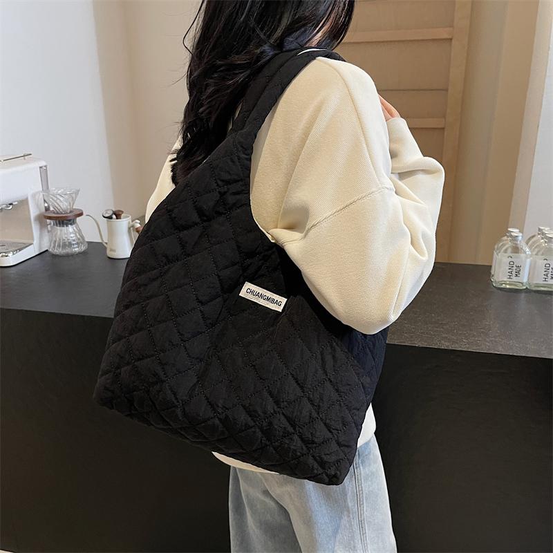 Однотонная сумка через плечо для женщин — фото 17