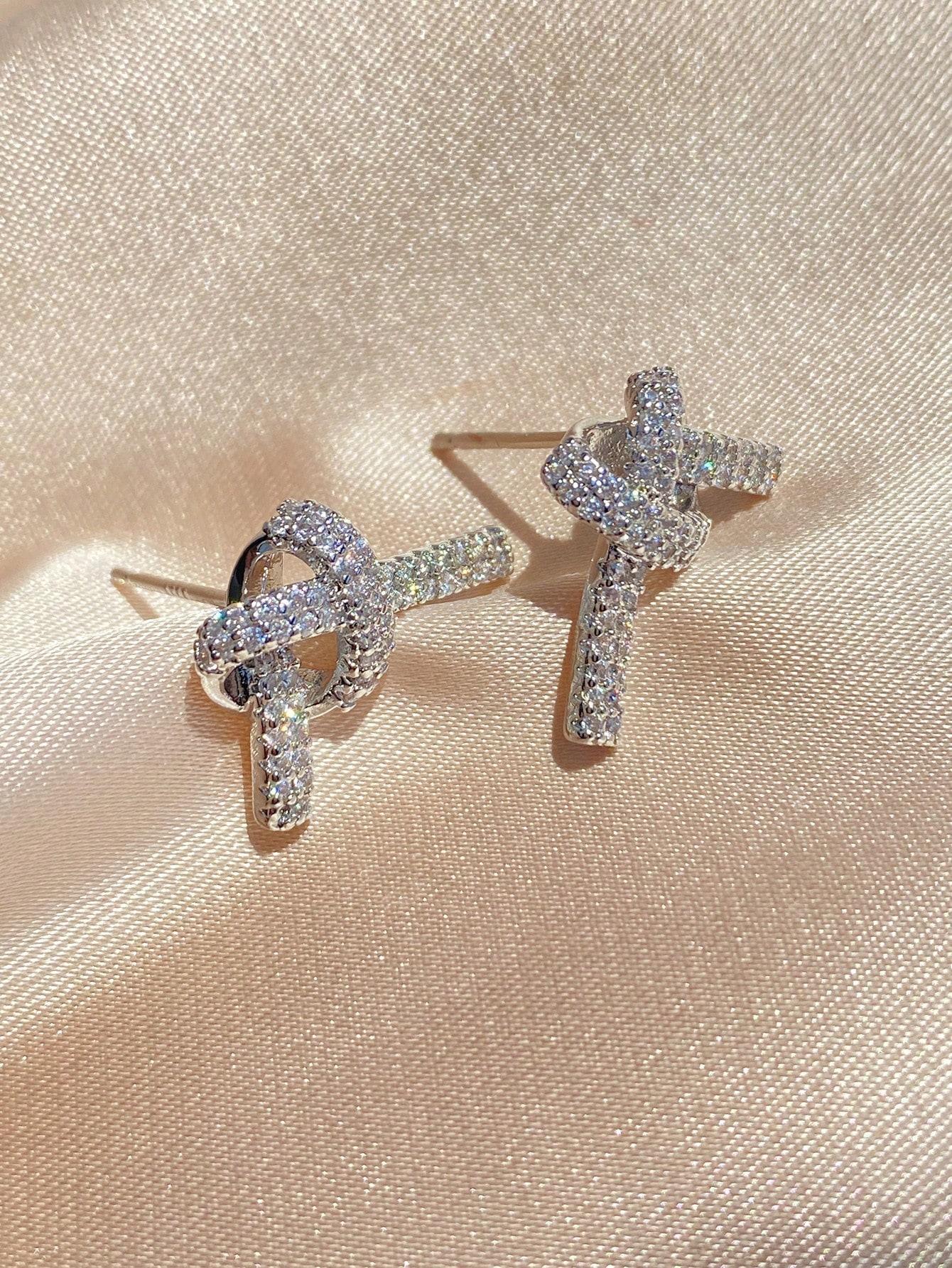 

Женские серьги с узелковым дизайном подойдут для вечеринок, банкетов и свадеб.