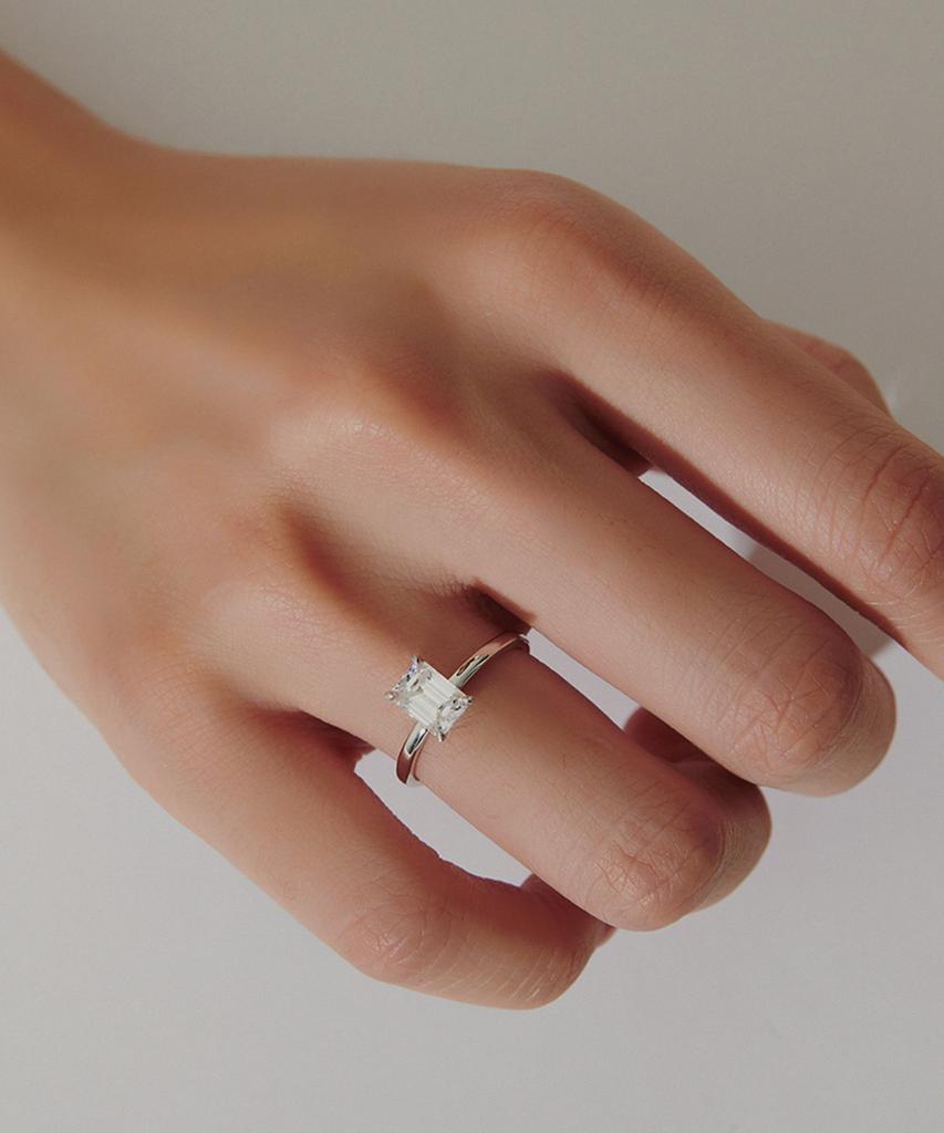 Helene Jewelry Silver 925 1-Carat Emerald Cut Moissanite Miss Ring (Type D)