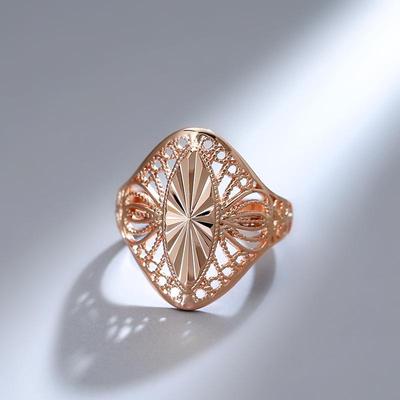 Elegante hohle spezielle geometrische geprägte Goldfarbe Damenringe Moderner Stil minimalistischer Schmuck Tägliche Fingerringe