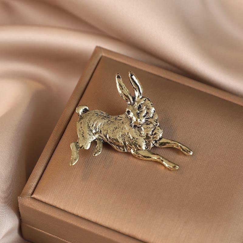 Unique and Retro Animal-themed Chinese Zodiac Horse Brooch Anti-glare Badge Versatile Pin Exquisite Accessory