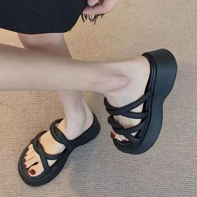 Leichte erhöhende Kreuzsandalen Damen Oberbekleidung 2025 Sommer neue kleine dicksohlige Slipper ausländischer Stil vielseitige Muffinschuhe