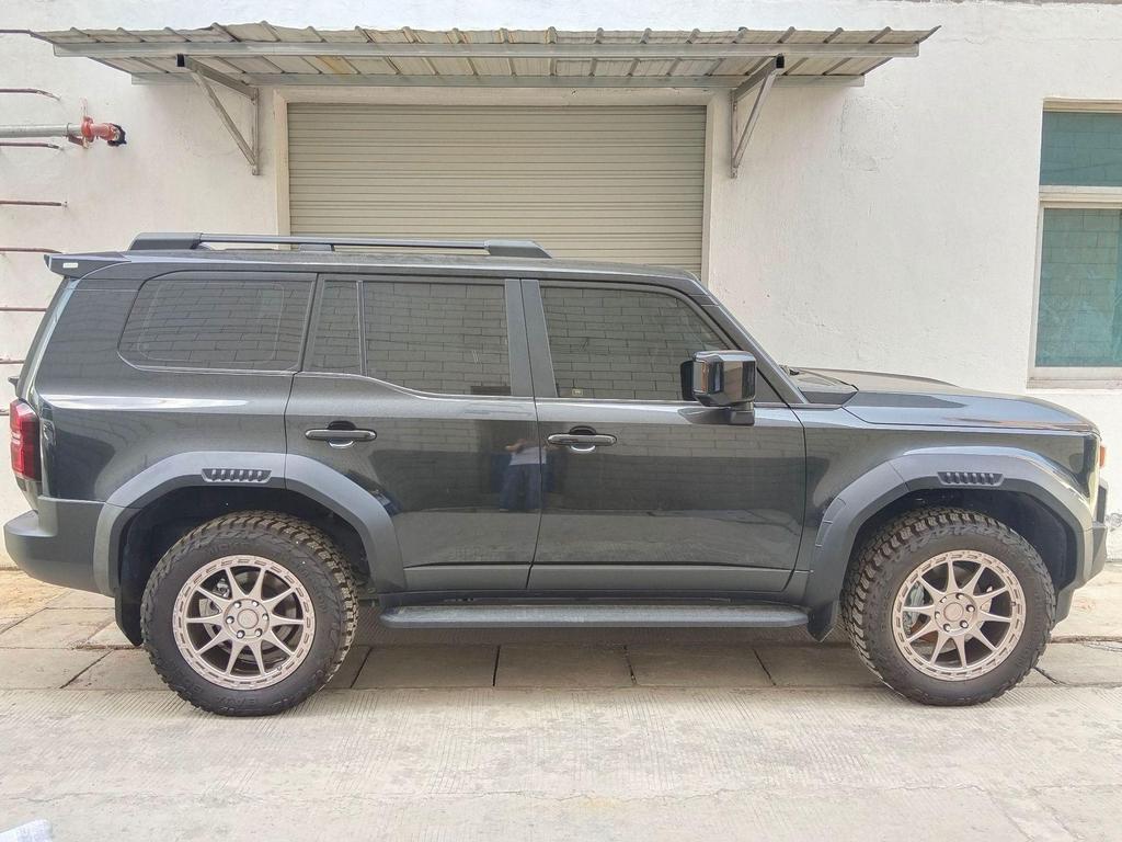 Prado LC250 Fender Flares Wheel Arch: Custom Modification, Widened and Thickened for Enhanced Installation